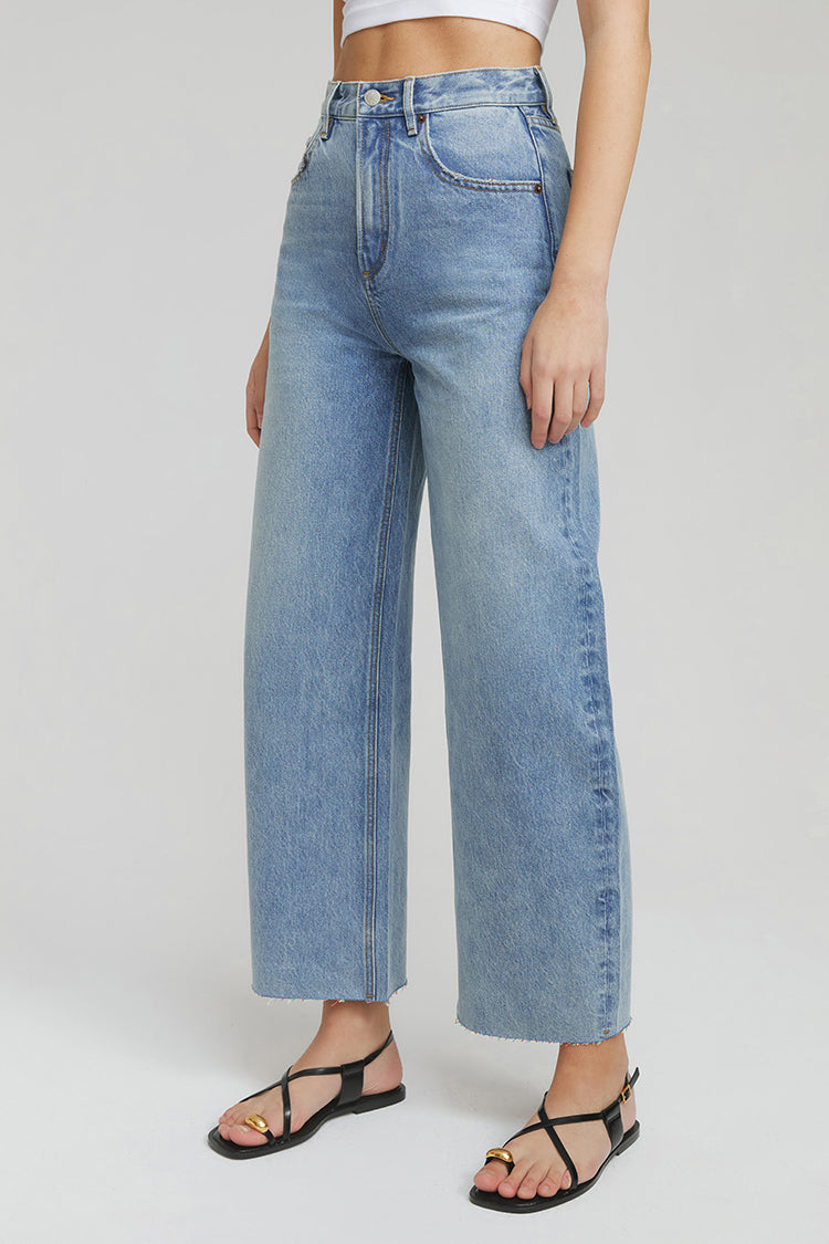 Moon Curve Raw Hem Crop Jeans